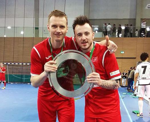 64 FUTSAL FUTSAL 65 Německý mistr Salák: Konečně mám šanci zahrát si Ligu mistrů! MICHAL SALÁK (PRVNÍ ZLEVA OD KAPITÁNA) SE RADUJE ZE ZISKU NĚMECKÉHO TITULU.