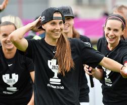 72 FOTBAL - ŽENY FOTBAL - ŽENY 73 Sparťanky obhájily výhru v poháru SPARŤANKY S POHÁRY A S MEDAILEMI PRO NEJLEPŠÍ TÝM ČESKÉ POHÁROVÉ SOUTĚŽE.