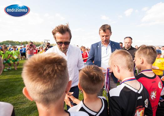 76 AKTUÁLNĚ AKTUÁLNĚ 77 ONDRÁŠOVKA CUP Kategorii U11 vyhráli mladíci Hradce Králové ODMĚNY NEJLEPŠÍMU CELKU PŘEDALI PATRONI FINÁLE KAREL POBORSKÝ A PETR KOUBA.