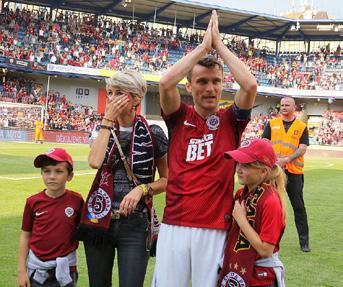 8 AKTUÁLNĚ AKTUÁLNĚ 9 GÓL TÝDNE Vyléčená Parma opět v Serii A Tři roky po bankrotu a pádu do čtvrté ligy dokázali fotbalisté Parmy vybojovat návrat do nejvyšší italské soutěže.
