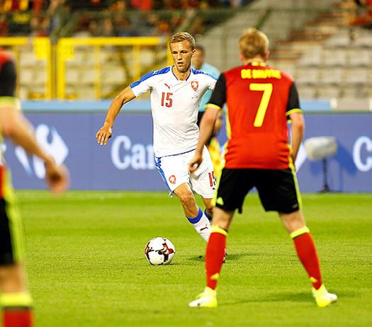 18 ROZHOVOR ROZHOVOR 19 Uvědomil jste si v první chvíli, že i kdyby Sparta dala v nastavení z brejku gól, neplatil by? Dodatečně nařízená penalta by ho znegovala.