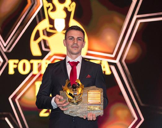 36 FOTBALISTA ROKU FOTBALISTA ROKU 37 Darida poprvé na trůnu VÍTĚZOVÉ KATEGORIÍ TALENT ROKU - JAKUB JANKTO, FOTBALISTA ROKU - VLADIMÍR DARIDA A TRENÉR ROKU - PAVEL VRBA.