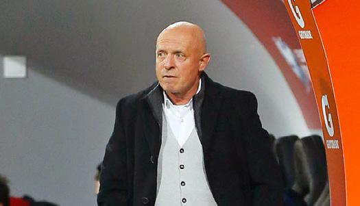 40 REPREZENTACE REPREZENTACE 41 Spousta změn před turnajem v Číně STOPER TOMÁŠ KALAS Z FULHAMU SE DO NANNINGU VYPRAVÍ, JEHO KOLEGA Z ANGLICKÉ CHAMPIONSHIP MATĚJ VYDRA Z DERBY COUNTY PRO ZRANĚNÍ Z