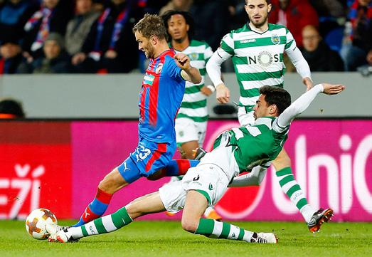 54 EVROPSKÁ LIGA EVROPSKÁ LIGA 55 Viktorka končí se vztyčenou hlavou BRANKÁŘ ALEŠ HRUŠKA V NASTAVENÍ CHYTIL PENALTU, PLZEŇSKÝ KONEC V POHÁRECH ALE JEN ODDÁLIL MAREK BAKOŠ SE ZA NASAZENÍ DO ZÁKLADNÍ