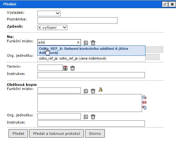 Referent Po určení funkčního místa a způsobu předání můžete příjemci napsat poznámku k předání dokumentu do pole "Instrukce" nebo "Poznámka ".