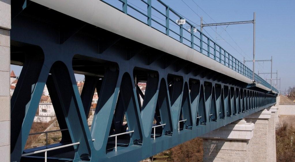 22 Znojemský viadukt: Pohled na most Zdroj: [19] Most má čtyři spojitá pole, jejichž rozpětí je 49,95 + 2 x 59,94 + 49,95 m.