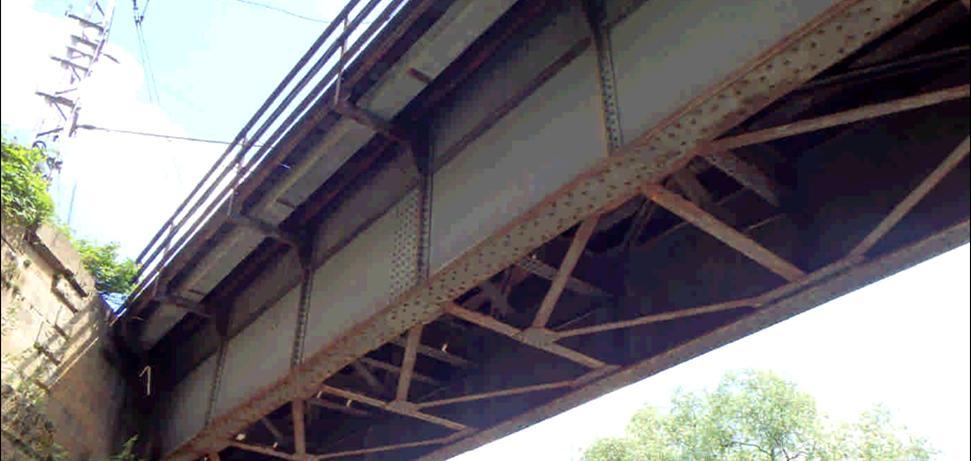4.3.5 Plnostěnný most s mezilehlou mostovkou Jako reprezentant pro plnostěnný trámový most s mezilehlou prvkovou mostovkou byl vybrán most v km 458,756 trati Všetaty - Děčín (viz obr.