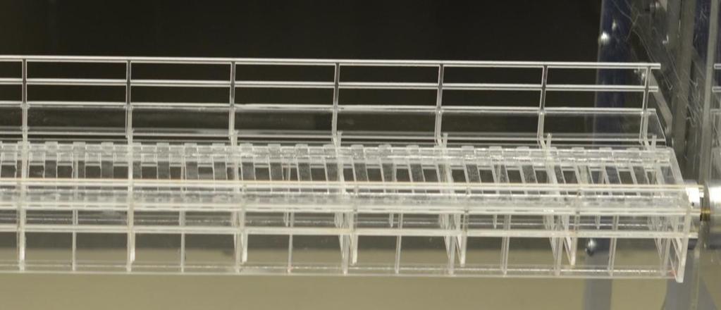 Mostní svršek je zakryt pochozími plechy a po celé délce mostu je zábradlí z úhelníků. Model konstrukce Všechny části modelu včetně zábradlí (obr. 34) byly vyrobeny z plexiskel o různých tloušťkách.