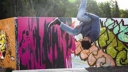ACODE TESTUJE PARKOUR Člověk jen stěží pochopí, jak mohou tito mladíci v jednom okamžiku jen tak lenivě posedávat a v příštím už udělat na místě přemet.