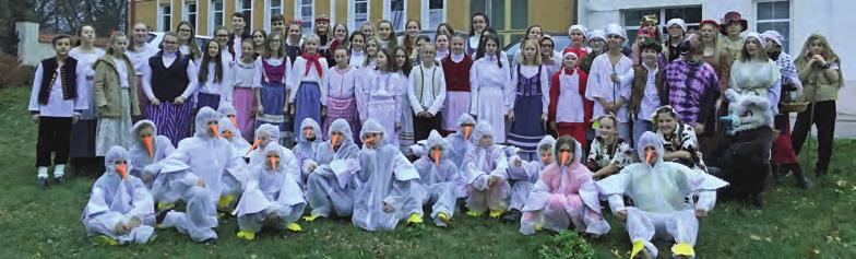 Vedení školy ZŠ JAVORNICKÁ Suit up den podruhé Saka, šaty, kravaty, sukně, účesy, etiketa, hudba, tanec takový byl