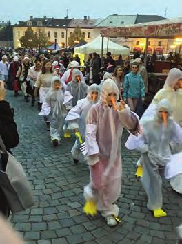 Pokud bych to měl rozvést, tak o dobrou náladu se starala skvělá kapela, výborní herci a kejklíři, jeden bělouš, který byl opravdu kliďas a večer cimbálovka, která naopak byla až vášnivá.