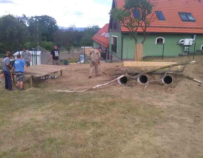 V horní části zahrady jsme dále vybudovali komfortní novou voliéru (4x m) pro velké druhy papoušků (ara, kakadu), které jsou dočasným sezónním řešením před zamýšlenou výstavbou Ptačího domu, který