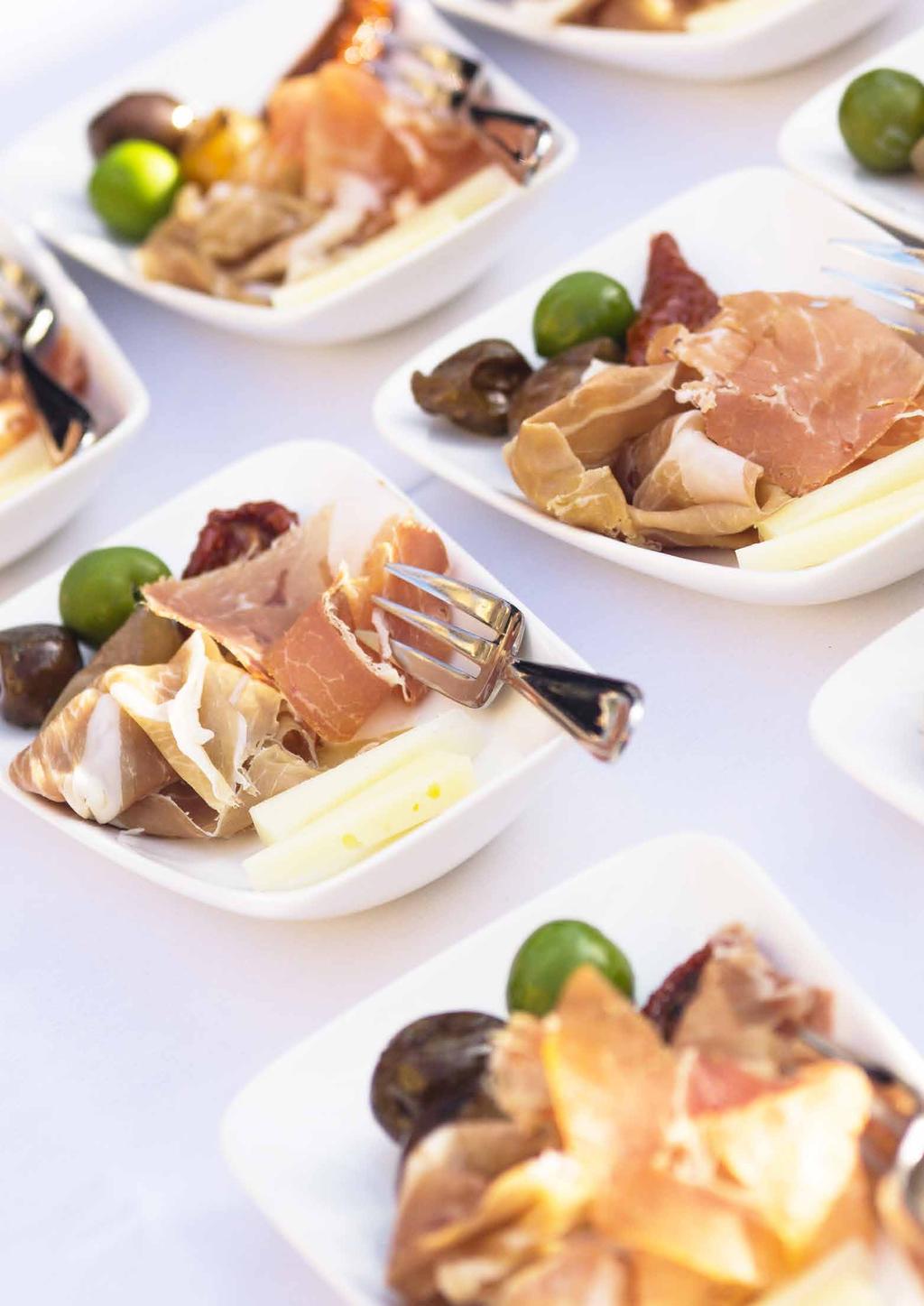 STUDENÝ BUFFET Výběr italských salámů a sýrů, olivy, nakládaná zelenina Salát s kachnou, okurka, jarní cibulka, papaya, arašídy Mozzarella, grep, koriandrová semínka a kerblíkový olej Marinovaná