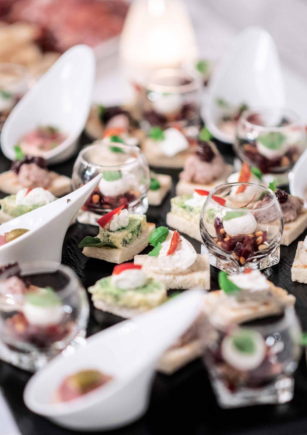 TEPLÝ BUFFET Consomé z hovězí oháňky, maltagliatti, kořenová zelenina, jarní cibulka Pancotto toscano, majoránka Cannelini polévka a sépie Cizrnová polévka, křupavá pancetta, pecorino Uzené