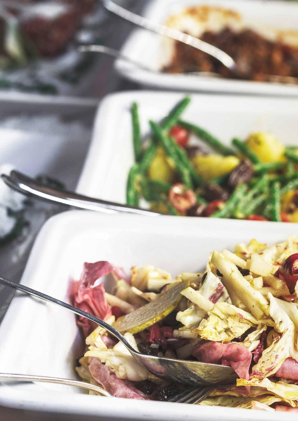 PŘEDKRMY Vitello tonnato, parmazánová zmrzlina, křupavé kapary, ančovičková brioška Krevety Gambero Rosso, celerové pyré, smažený lilek, omáčka z ledového salátu Grilované kalamáry, baby špenát,