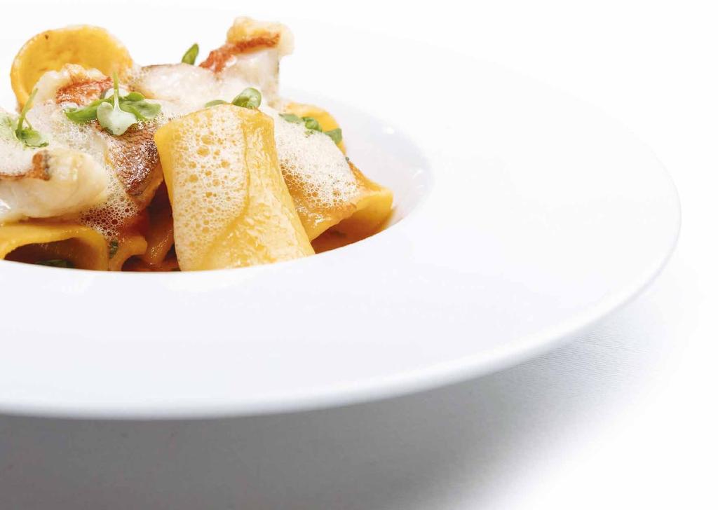 PASTA Sépiové risotto, rajčatový tatarák Šafránové risotto, brzlík, parmezánový chips, kerblíková majonéza Garganelli se sýrem a pepřem, černá čočka, salát mizuna Ricottové gnocchi, treska baccalá,