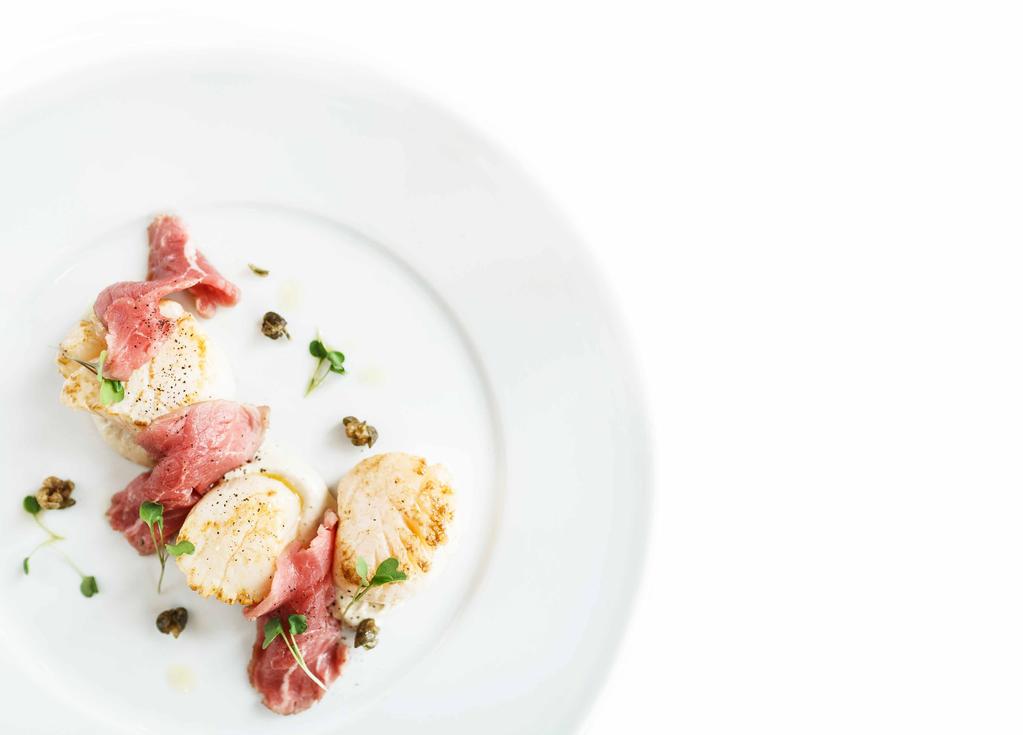 HLAVNÍ CHODY Hovězí Rossini, bramborový fondant, foie gras, černý lanýž Chobotnice, fregola, pyré ze žluté řepy, opečený kuřecí stock Telecí filet, pyré z černého kořene, artyčoky, hořčičný chips