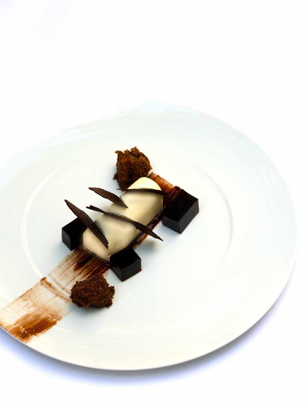 DEZERTY Krupičný mousse, meruňky, pistácie Pošírovaná hruška s portským vínem, limetková ricotta, kokosová zmrzlina, oříšky Babá napoletano, jogurtová zmrzlina Nugátové tiramisú, marinované třešně