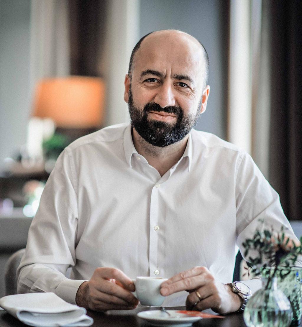 ZAKLADATEL RICCARDO LUCQUE Riccardo se narodil ve městě Fano, v italském regionu Marche a svou gastronomickou kariéru odstartoval již v 16 letech.