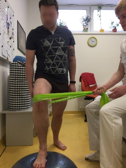 Cvičení výpadů na nestabilní podložku s využitím laterálního odporu Thera-Bandu VP: stoj mírně rozkročný Provedení: Thera-Band je obtočen okolo kolene pacienta, konce Thera-Bandu drží terapeut v