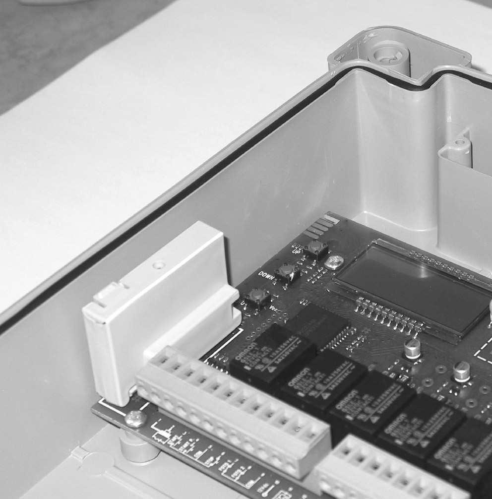 POPIS RIADIACEJ ELEKTRONIKY Riadiaca elektronika CITY2 je inovovaná elektronika od V2 ELETTRONICA, ktorá garantuje bezpečnú a spoľahlivú činnosť jedno a dvojkrídlových brán.