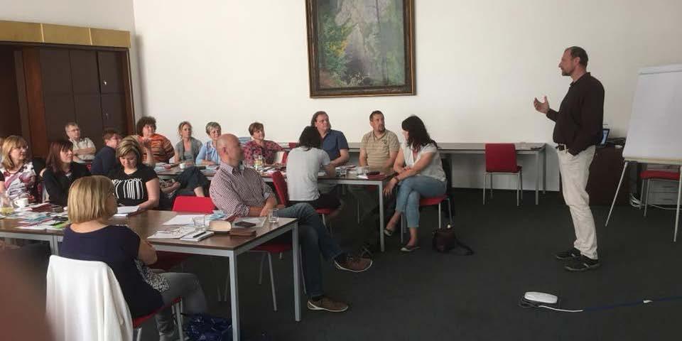 AKTUÁLNÍ TÉMA Porada Brno Změna komunikace, častější. Negativně vnímám hádání se mezi členy OS.