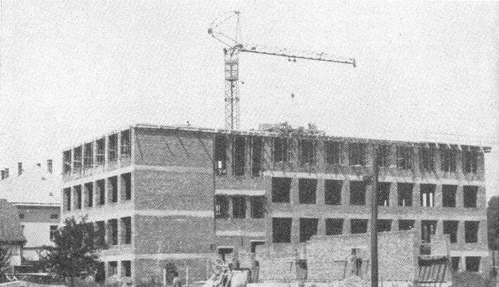 1. 9.1964 byla s velkým nadšením otevřena nová budova školy v Dolním Třešňovci, v které se vyučuje dodnes. To už bylo v době, kdy byl jmenován nový ředitel Ing. Miloslav Zubík, protože Ing.