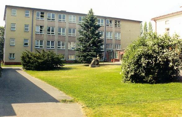 V roce 1977 došlo ke specializaci na obor Pěstitel a obor Chovatel. Později jsme přešli na pružnější a více adaptabilní obor Agropodnikání. Od roku 1987 stojí v čele naší školy Ing.