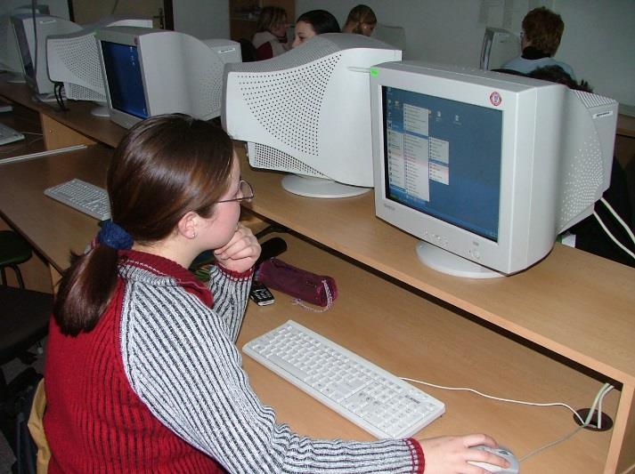 vybavili naši učebnu promítacím LCD rámečkem a v roce 1997 skutečným dataprojektorem. V roce 1997 jsme zakoupili také první modem, který nám zpřístupnil svět Internetu.