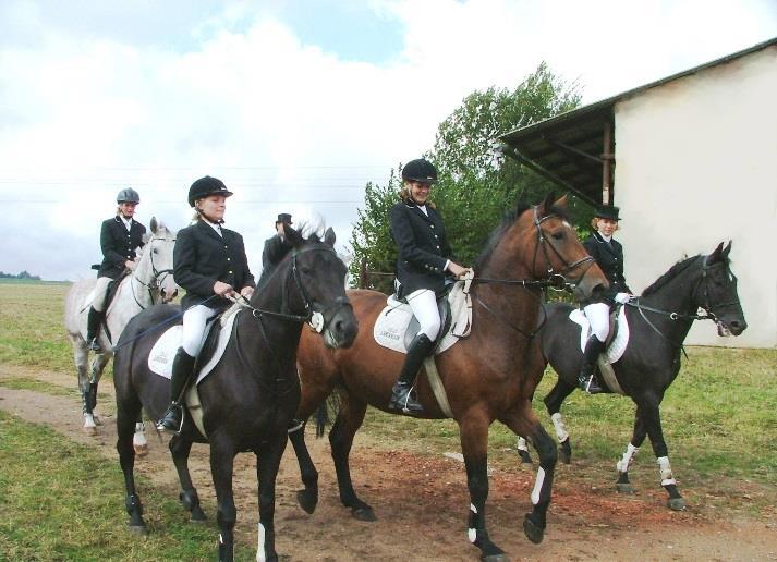 zvýšil počet majitelů koní, proto myšlenka vytvořit Jezdecké (koňské) stezky či hipotrasy na sebe nenechala dlouho čekat. Vznikl projekt Lanškrounsko ze hřbetu koně financovaný Pardubickým krajem.
