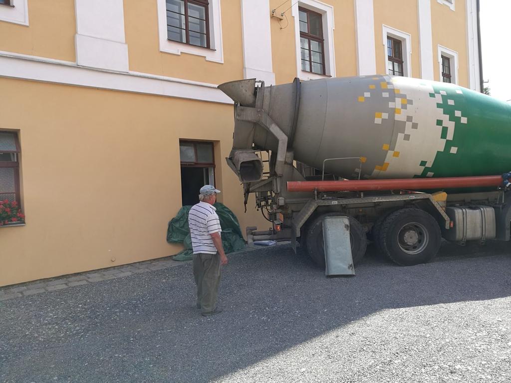 Tyto brigády byly zdarma a ti, kteří na ně chodili, si odnášeli z práce často jen sedřené a unavené ruce. Jsem rád, že jsme vytvořili partu lidí, kterým leží na srdci budoucí fungování naší farnosti.