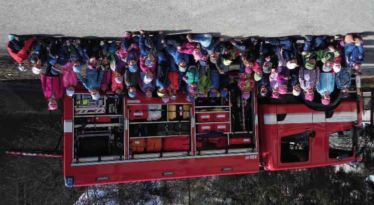 ZprávIčky Z naší studenecké ŠkOLIčky Je čtvrtek 11. dubna, celá školka se vydala autobusem směr Jilemnice. V 9:30 nás již netrpělivě vyhlíželi profesionální hasiči.