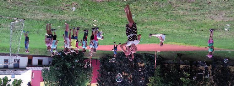 ŠKOLNÍ DRUžINA Do nového roku jsme s družinou vykročili svěže, i když nás zima docela dlouho potrápila. Nás to ovšem nezastavilo a směle jsme se pouštěli do venkovních aktivit a zimních radovánek.