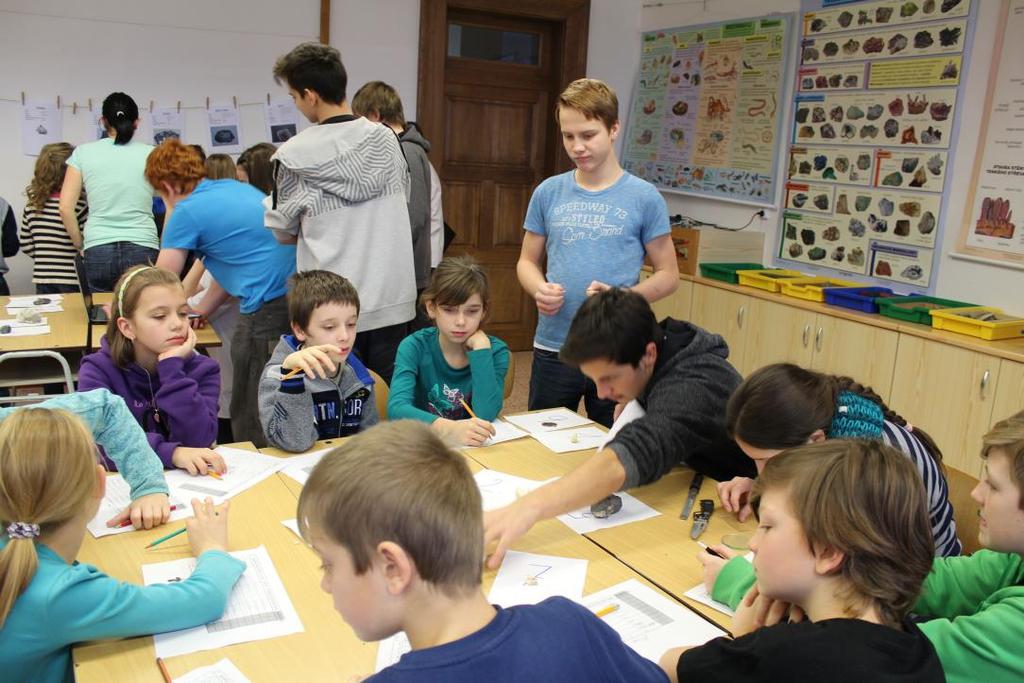 učitelé seznamující studenty ve škole