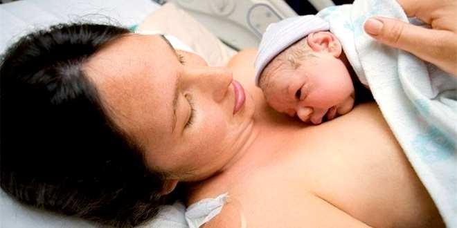 Rádi bychom Vás (Vašeho partnera či doprovod) seznámili s následujícími skutečnostmi ohledně bondingu Vašeho dítěte v prvních hodinách na porodním sále 1.
