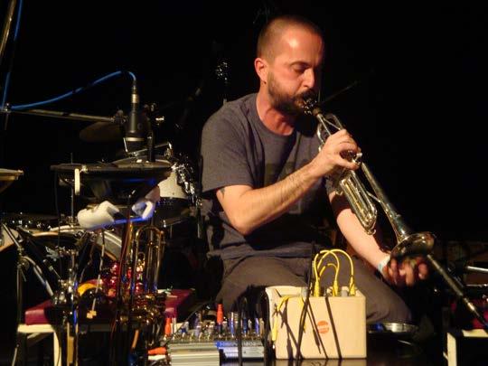 V jeho sólových vystoupeních se snoubí hra na trumpetu s ovládáním několika elektronických nástrojů. 559 Jan Kulka Pramítačka 2017, zvuk/performance, Akce_U www.pramitacka.
