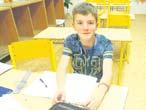 Krmítko, které jsme obdrželi, nám instaloval na školní zahradu pan školník Sazima a na nás prvňáčcích je se o krmítko po celou zimu postarat.