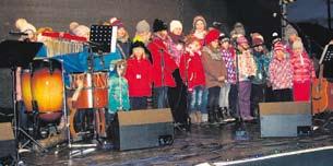 Zazpívali jsme si a vyzkoušeli jsme si řadu zvyků. Krájeli jsme jablíčka, házeli střevícem, pouštěli svíčky na vodě, lili jsme vosk a zapalovali prskavky.