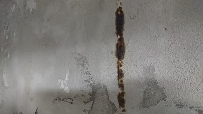 Výztuž je porušená do takové míry, že je již zcela odhalen její