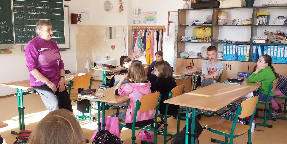 INFORMACE PRO OBČANY 5/2017 chléb s máslem. Připravena byla rákoska, ukazovátko, staré obrazy. Součástí projektu byly i dobové tresty ukázali si, jak se klečelo na hrachu.