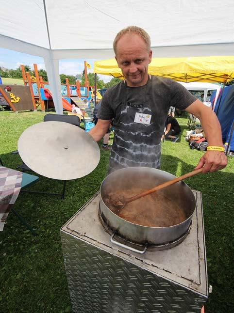 KULTURA A SPOLEČENSKÝ ŽIVOT 5/2017 Festival dechovek, pivní a gulášové slavnosti Po roce se u nás v Palkovicích konal v sobotu 15.