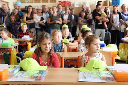 ZAHÁJENÍ NOVÉHO ŠKOLNÍHO ROKU NA ZÁKLADNÍ ŠKOLE JIČÍNSKÉ Základní škola Jičínská zahájila nový školní rok přivítáním žáků 2. 9. tříd na školním dvoře.