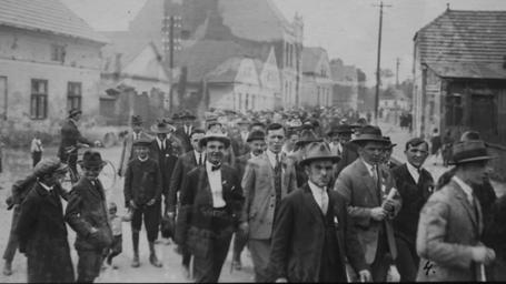 Pošta sídlila na radnici, v r. 1921 byla vyloupena. V r. 1924 se začalo jednat o stavbě nové pošty, začalo se s ní v r. 1934. Regulace Lubiny začala 15. 1. 1923, skončila 10. 10. 1928.