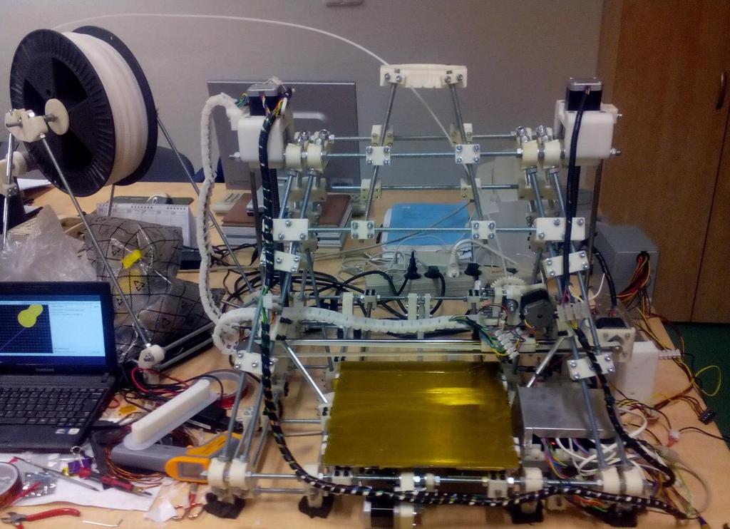 TISK VZORKU NA 3D TISKÁRNĚ 3.6 Tisk výrobku Výrobek byl vytisknut na 3D tiskárně zkonstruované panem Ing. Oskarem Zemčíkem, Ph.D. (obr. 3.2). Součástka byla vytisknuta v měřítku 1:1.