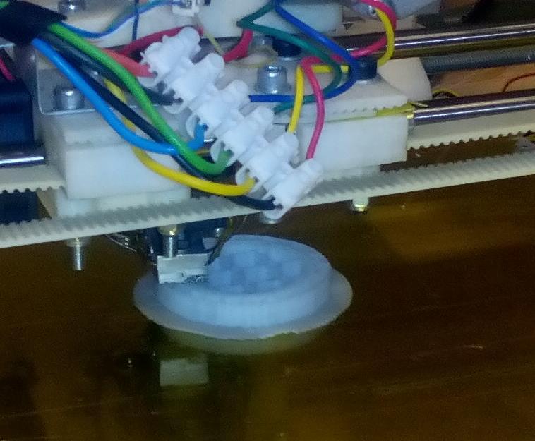 TISK VZORKU NA 3D TISKÁRNĚ Poté byl proveden tisk. Součástka byla vytisknuta i s podporami, které byly po dokončení tisku a vyjmutí součástky z vyhřívané podložky mechanicky odstraněny.