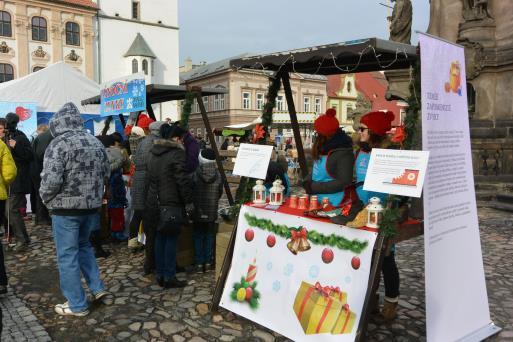 Klidnější scénu tvořilo nádvoří kadaňského hradu, kde byl prostor pro Kuchařskou roadshow Karla IV.