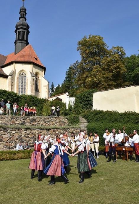 Letos poprvé jsme také vydali malou improvizovanou kuchařku, ve které si návštěvníci mohli domů odnést recepty specialit, které mohli přímo na United Colors of Kadaň ochutnat. /12.