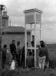 Obr. 3 Instalace vyvýšené meteorologické budky na Lysé hoře. Foto N. Slabá. V 70.