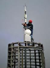 Situace se mírně zlepšila po instalaci nového anemometru Vaisala WMT 703 v říjnu roku 2011. Zbavili jsme se nosného ramene a přístroj nainstalovali přímo na špičku stožáru.