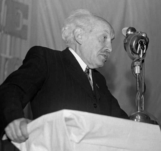LITERÁRNÍ ŽIVOT Zdeněk Nejedlý na Sjezdu národní kultury, duben 1948 Sjezd národní kultury, uspořádaný ve velkém sále Lucerny za předsednictví Jana Drdy, vyzněl jako manifestační hold kulturní obce
